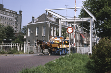 858048 Afbeelding van groenteboer en aardappelhandelaar Hein Westerhout met zijn groentekar, getrokken door het paard ...